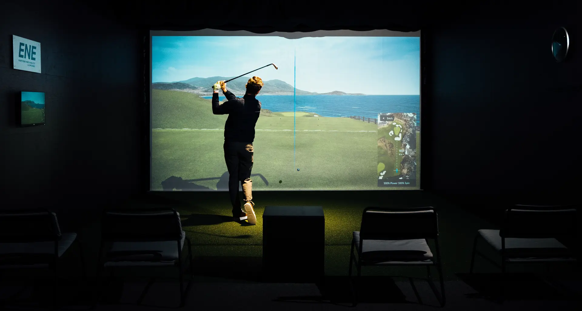 Golfspelare på en bana i Golfverkets simulator
