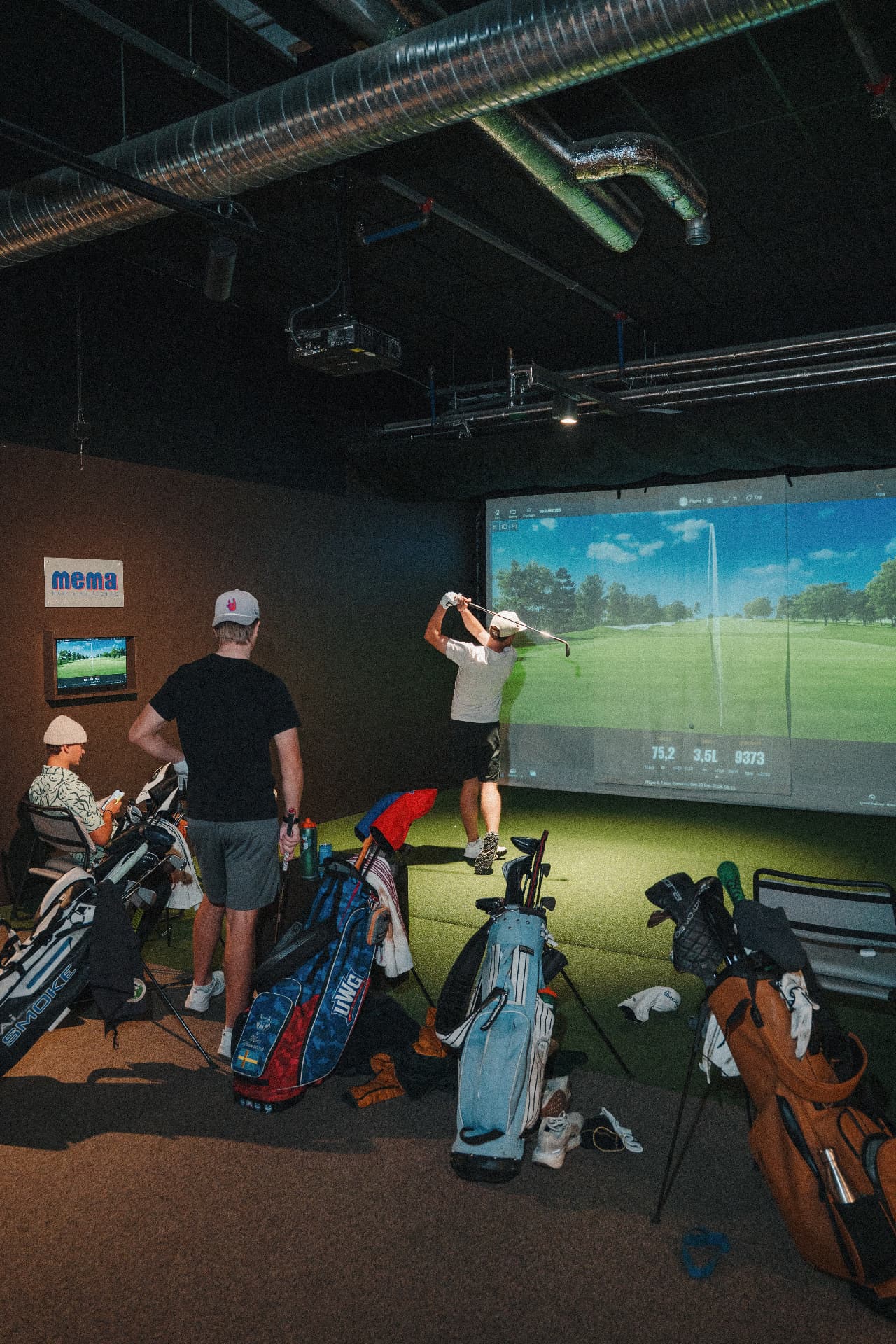 Golfare spelar tillsammans i Golfverkets simulator